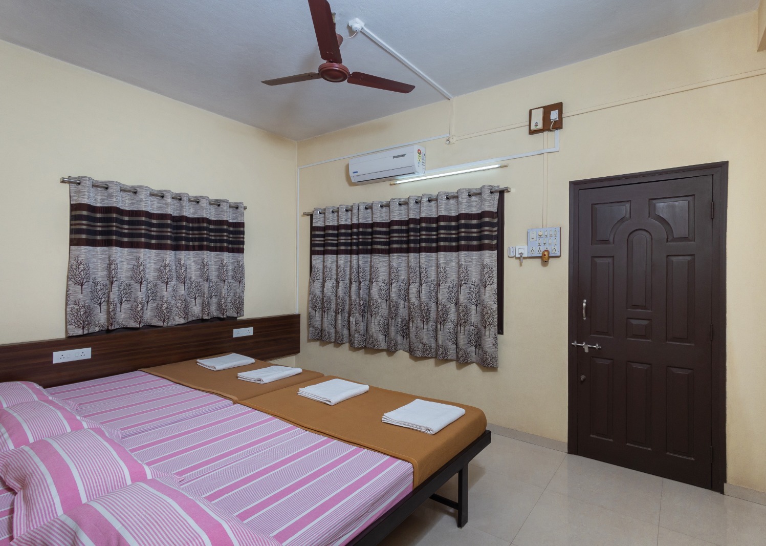 Hotel Ambika | Deluxe Four Bed AC Room